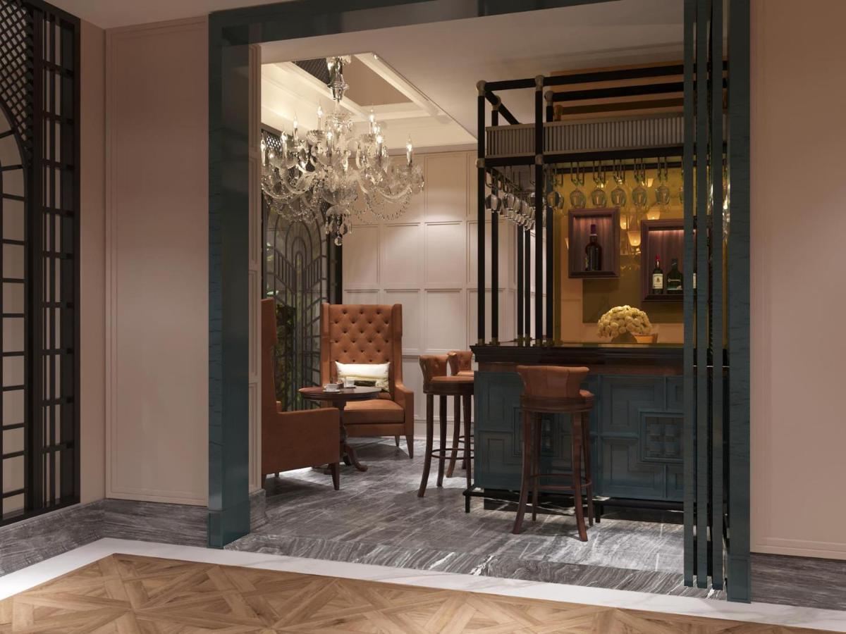 Grand Hotel Du Lac Hanoi Bagian luar foto The bar at the hotel