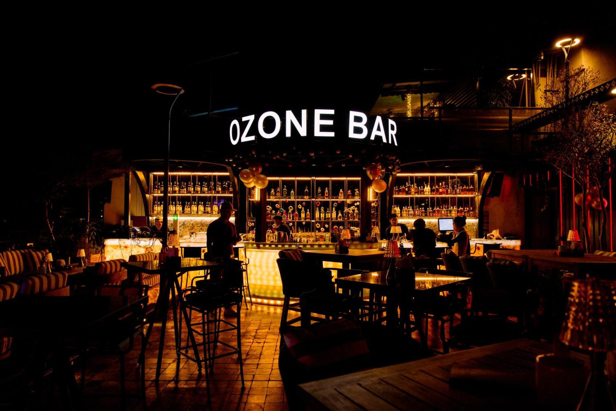 Grand Hotel Du Lac Hanoi Bagian luar foto Ozone Bar
