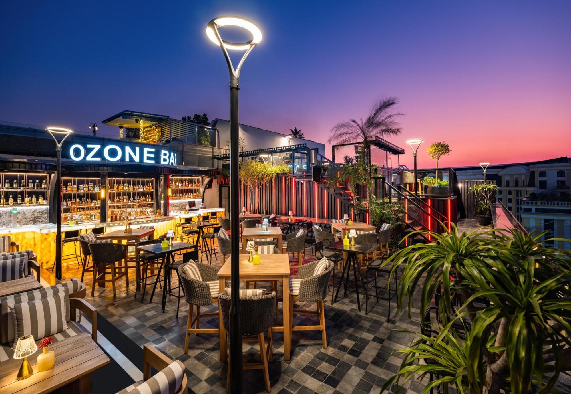 Grand Hotel Du Lac Hanoi Bagian luar foto OZONE Bar