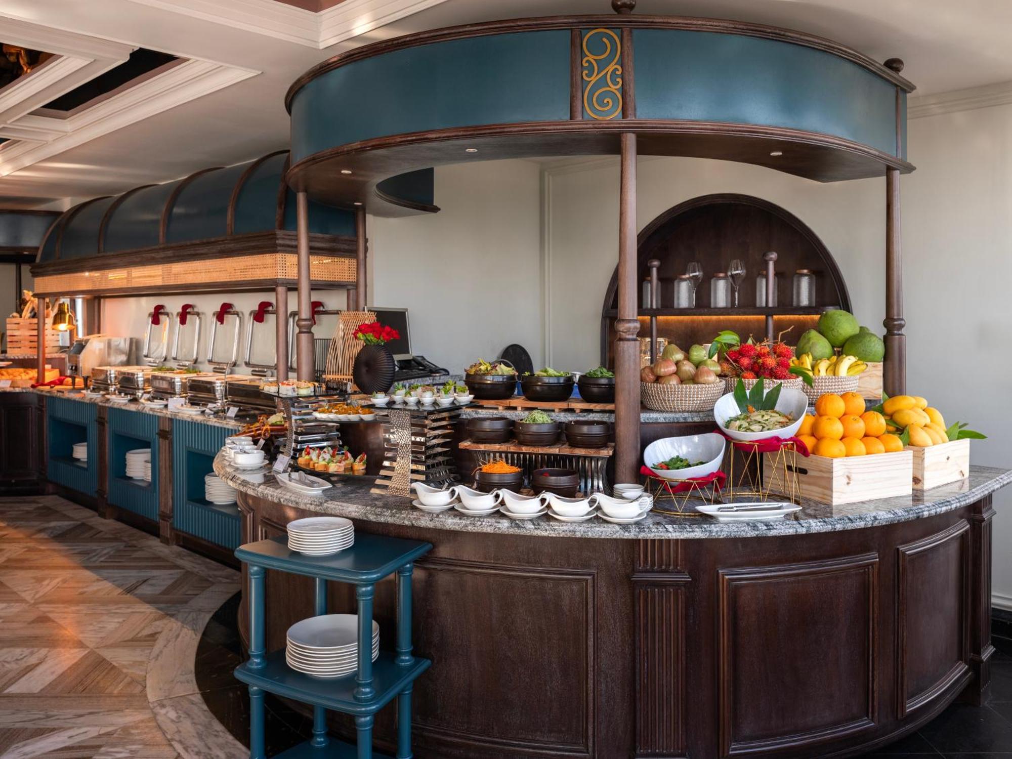Grand Hotel Du Lac Hanoi Bagian luar foto A buffet at a hotel