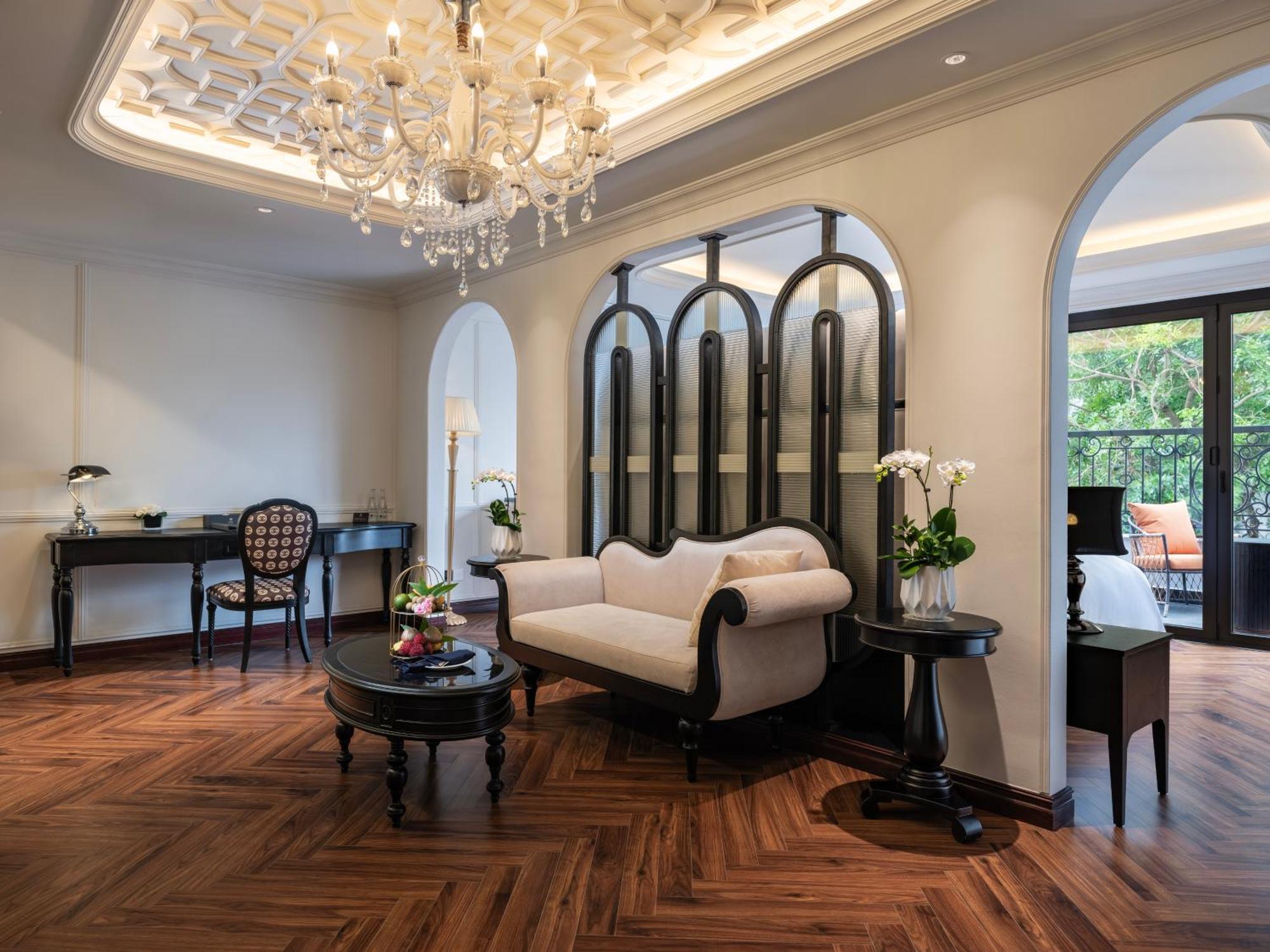 Grand Hotel Du Lac Hanoi Bagian luar foto The living room of a suite at the Mandarin Oriental, Bangkok