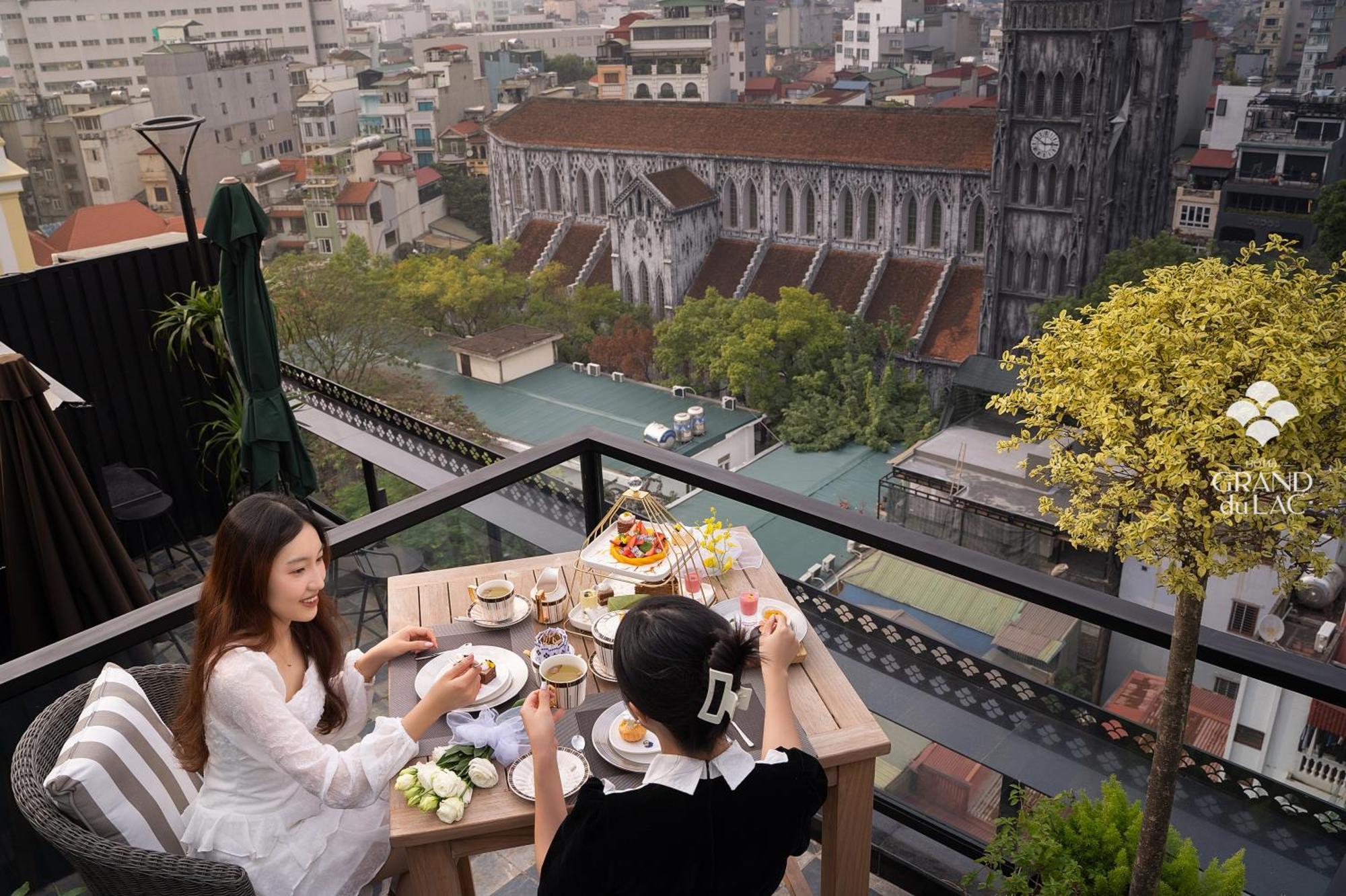 Grand Hotel Du Lac Hanoi Bagian luar foto The view of the Saigon River from the rooftop bar
