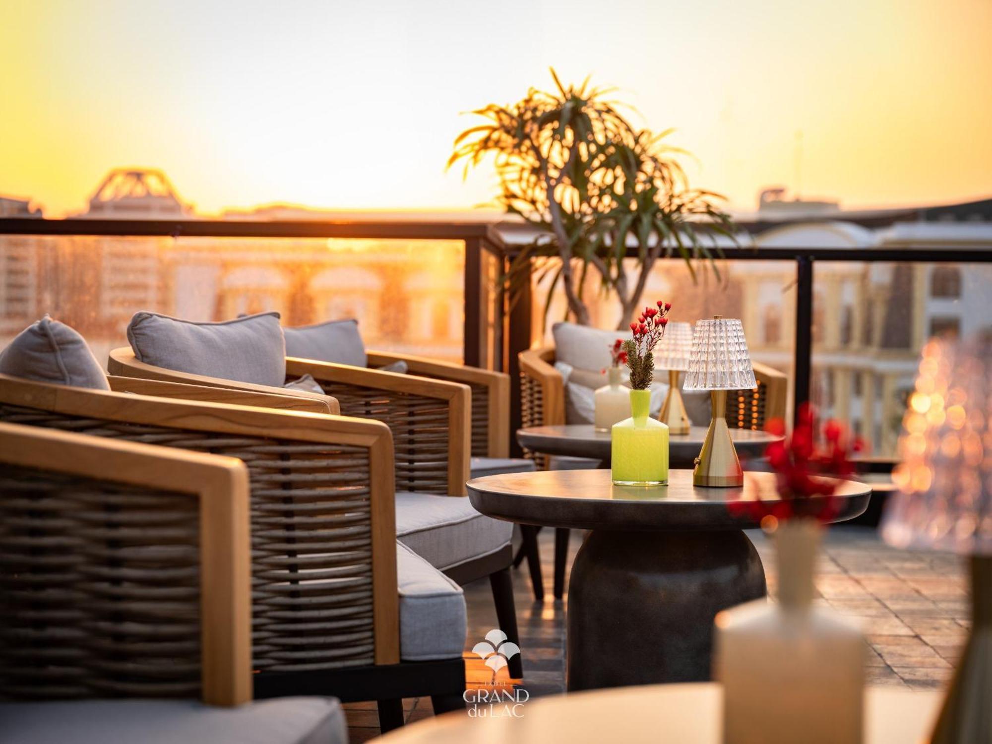 Grand Hotel Du Lac Hanoi Bagian luar foto The Terrace at the Hotel