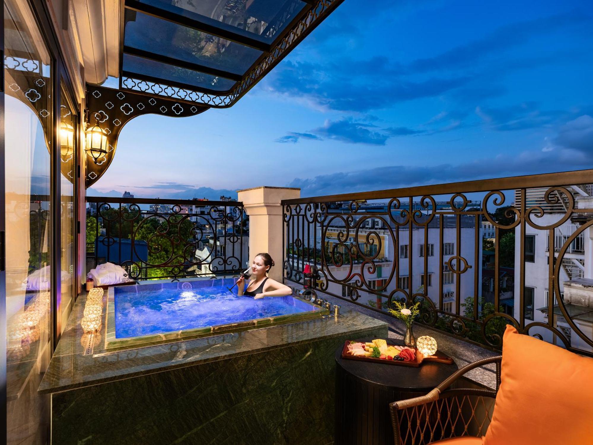 Grand Hotel Du Lac Hanoi Bagian luar foto The hotel's rooftop pool