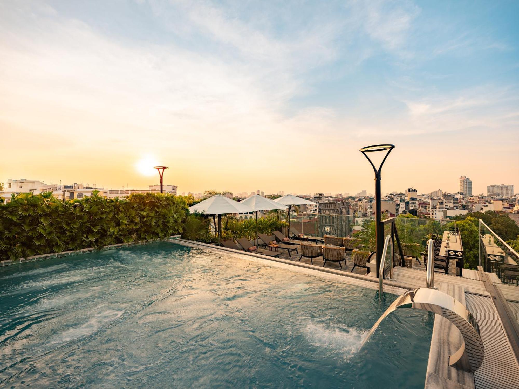 Grand Hotel Du Lac Hanoi Bagian luar foto Rooftop pool at the hotel