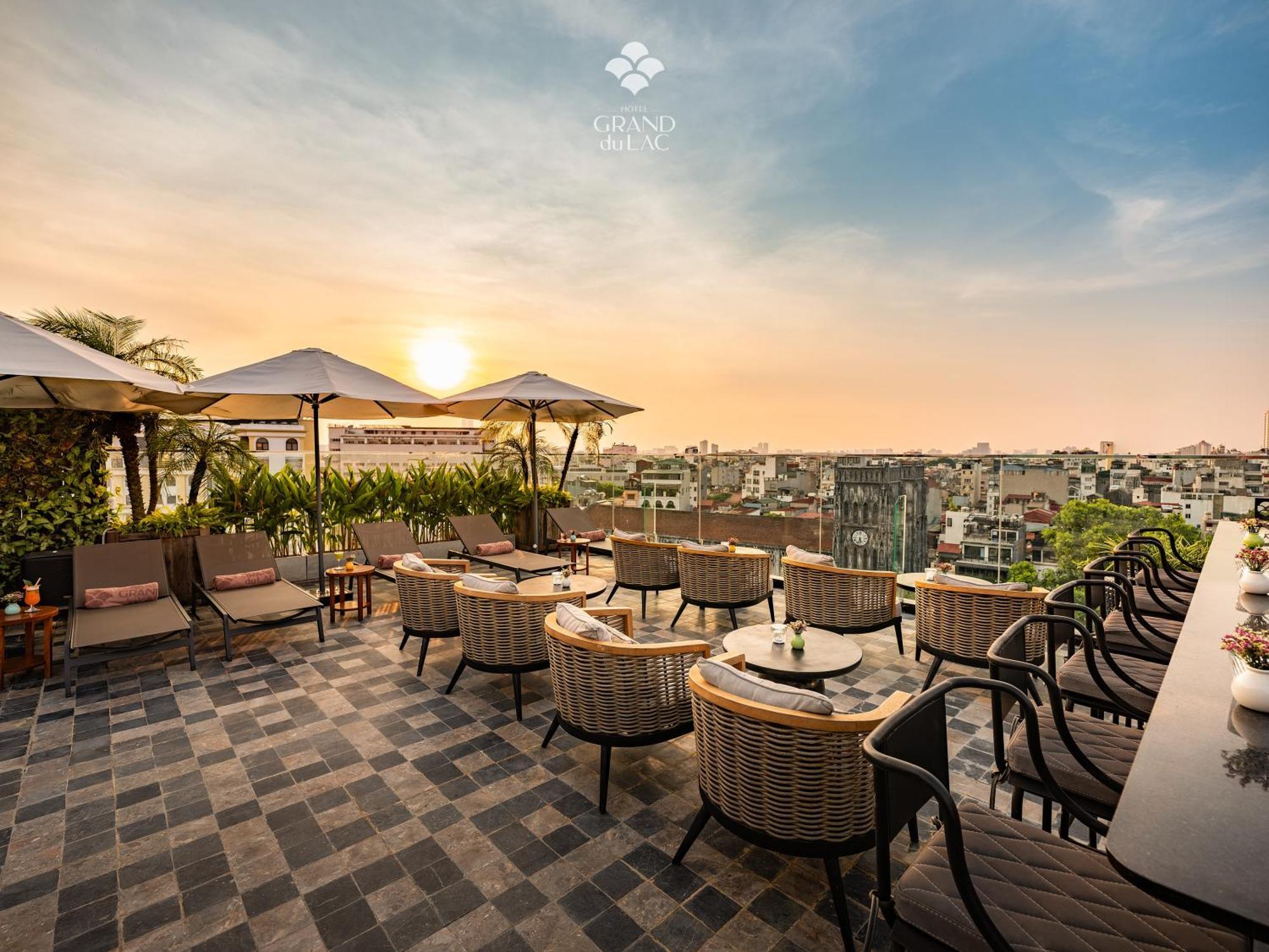 Grand Hotel Du Lac Hanoi Bagian luar foto The 1980s rooftop bar